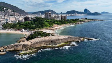 Rio De Janeiro Skyline Rio de Janeiro Brezilya 'daki Arpoador' da. Seyahat belgesi. Turizm Manzarası. Rio de Janeiro Brezilya 'da Arpoador. Yaz Gezisi. Tropikal Manzara.