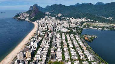 Rio de Janeiro Skyline Rio de Janeiro Brezilya 'daki Ipanema Plajı' nda. Seyahat belgesi. Turizm Manzarası. Rio de Janeiro Brezilya 'daki Ipanema Plajı. Yaz Gezisi. Tropikal Manzara.
