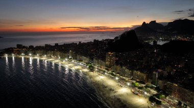 Rio de Janeiro Skyline Rio de Janeiro Brezilya 'daki Copacabana Plajı' nda. Günbatımı Alacakaranlık Skyline. Turizm Sahnesi. Rio de Janeiro Brezilya 'daki Copacabana Plajı. Sunset Evening Skyline 'da. Günbatımı Skyline.