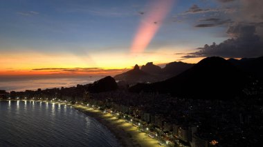 Rio de Janeiro Skyline Rio de Janeiro Brezilya 'daki Copacabana Plajı' nda. Günbatımı Alacakaranlık Skyline. Turizm Sahnesi. Rio de Janeiro Brezilya 'daki Copacabana Plajı. Sunset Evening Skyline 'da. Günbatımı Skyline.
