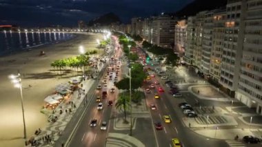 Rio de Janeiro Skyline Rio de Janeiro Brezilya 'daki Copacabana Plajı' nda. Karanlık Gece Hayatı Skyline. Turizm Manzarası. Rio de Janeiro Brezilya 'daki Copacabana Plajı. Dark Evening Skyline. Koyu Skyline.