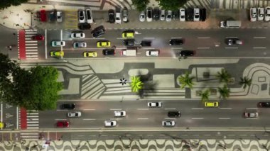 Rio de Janeiro Skyline Rio de Janeiro Brezilya 'daki Copacabana Plajı' nda. Karanlık Gece Hayatı Skyline. Turizm Manzarası. Rio de Janeiro Brezilya 'daki Copacabana Plajı. Dark Evening Skyline. Koyu Skyline.