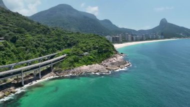 Rio de Janeiro Skyline Rio de Janeiro Brezilya 'daki Barra Da Tijuca' da. Seyahat belgesi. Turizm Manzarası. Rio de Janeiro Brezilya 'da Barra Da Tijuca. Yaz Gezisi. Tropikal Manzara.