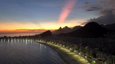 Rio de Janeiro Skyline Rio de Janeiro Brezilya 'daki Copacabana Plajı' nda. Günbatımı Alacakaranlık Skyline. Turizm Sahnesi. Rio de Janeiro Brezilya 'daki Copacabana Plajı. Sunset Evening Skyline 'da. Günbatımı Skyline.