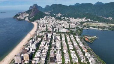 Rio de Janeiro Skyline Rio de Janeiro Brezilya 'daki Ipanema Plajı' nda. Seyahat belgesi. Turizm Manzarası. Rio de Janeiro Brezilya 'daki Ipanema Plajı. Yaz Gezisi. Tropikal Manzara.