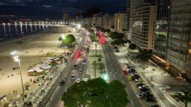 Rio de Janeiro Skyline Rio de Janeiro Brezilya 'daki Copacabana Plajı' nda. Karanlık Gece Hayatı Skyline. Turizm Manzarası. Rio de Janeiro Brezilya 'daki Copacabana Plajı. Dark Evening Skyline. Koyu Skyline.