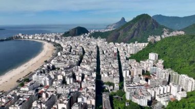 Rio de Janeiro Skyline Rio de Janeiro Brezilya 'daki Copacabana Plajı' nda. Seyahat güzergahı. Turizm Sahnesi. Rio de Janeiro Brezilya 'daki Copacabana Plajı. Yaz Gezisi. Tropikal Sahne.