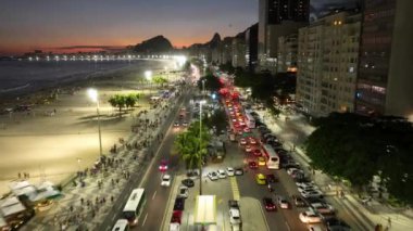 Rio de Janeiro Skyline Rio de Janeiro Brezilya 'daki Copacabana Plajı' nda. Günbatımı Alacakaranlık Skyline. Turizm Sahnesi. Rio de Janeiro Brezilya 'daki Copacabana Plajı. Sunset Evening Skyline 'da. Günbatımı Skyline.