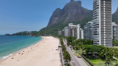 Rio de Janeiro Brezilya 'daki Sao Conrado Plajı' nda. Seyahat belgesi. Turizm Manzarası. Rio de Janeiro Brezilya 'da Sao Conrado. Yaz Gezisi. Tropikal Manzara.