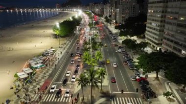 Rio de Janeiro Skyline Rio de Janeiro Brezilya 'daki Copacabana Plajı' nda. Karanlık Gece Hayatı Skyline. Turizm Manzarası. Rio de Janeiro Brezilya 'daki Copacabana Plajı. Dark Evening Skyline. Koyu Skyline.