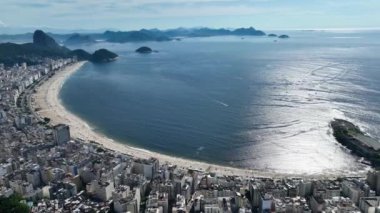 Rio de Janeiro Skyline Rio de Janeiro Brezilya Copacabana 'da. Seyahat güzergahı. Turizm Sahnesi. Rio de Janeiro Brezilya 'da Copacabana. Yaz Gezisi. Tropikal Sahne.
