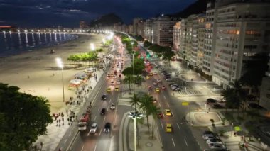 Rio de Janeiro Skyline Rio de Janeiro Brezilya 'daki Copacabana Plajı' nda. Karanlık Gece Hayatı Skyline. Turizm Manzarası. Rio de Janeiro Brezilya 'daki Copacabana Plajı. Karanlık Aydınlanmış Skyline. Koyu Skyline.