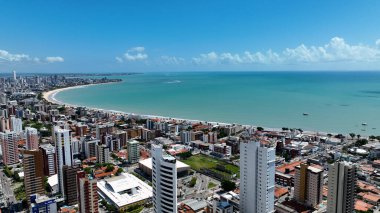 Paraiba Brezilya 'nın kuzeydoğusundaki Joao Pessoa' da gökyüzü. Sahil manzarası. Turkuaz Su. Şehir manzarası manzarası. Paraiba Brezilya 'nın kuzeydoğusunda Joao Pessoa' da gökyüzü.