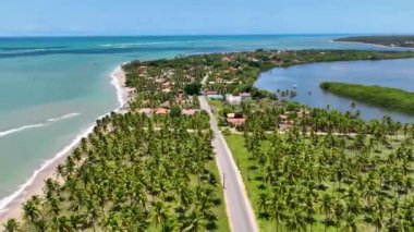 Brezilya 'nın kuzeydoğusunda Alagoas Brezilya' da Japaratinga 'da gökyüzü. Karayip arka planı. Seyahat Manzarası. Tatil Varış Yeri. Kuzeydoğu Brezilya Skyline Japonya 'da Alagoas Brezilya' da.