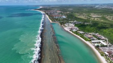 Brezilya 'nın kuzeydoğusunda, Pernambuco Brezilya' daki Tavukların Limanı 'nda Skyline var. Doğa manzarası. Cennet Manzarası. Seyahat belgesi. Pernambuco Brezilya 'da Kuzeydoğu Brezilya Skyline.