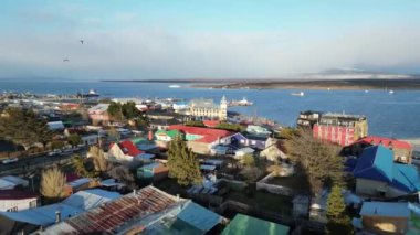 Puerto Natales, Antarktika Şili 'deki Puerto Natales' in Skyline 'ı. Doğa manzarası. Geçmişe Seyahat. Antarktika Şili. Şehir merkezindeki şehir manzarası. Puerto Natales Skyline Antarktika Şili 'deki Porto Natales' te.