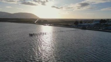 Puerto Natales, Antarktika Şili 'deki Puerto Natales' in Skyline 'ı. Doğa manzarası. Geçmişe Seyahat. Antarktika Şili. Şehir merkezindeki şehir manzarası. Puerto Natales Skyline Antarktika Şili 'deki Porto Natales' te.