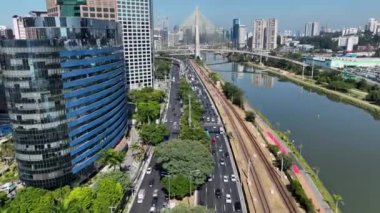 Sao Paulo Skyline Sao Paulo Brezilya şehir merkezinde. Şehir Köprüsü. Trafik Yolu 'nda. Sao Paulo Brezilya. Şehir manzarası. Sao Paulo Skyline Sao Paulo Brezilya şehir merkezinde.