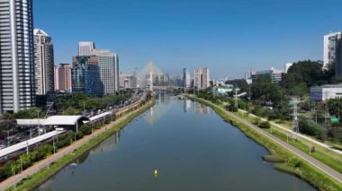 Sao Paulo Skyline Sao Paulo Brezilya 'daki Cityscape' te. Highway Yolu Peyzajı. Trafik Yolu 'nda. Sao Paulo Brezilya. Şehir Hayatı Peyzajı. Sao Paulo Skyline Sao Paulo Brezilya 'daki Cityscape' te.