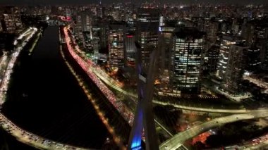 Sao Paulo Skyline Sao Paulo Brezilya 'daki Night City' de. Şehir Köprüsü. Trafik Yolu 'nda. Sao Paulo Brezilya. City Skyline Manzarası. Sao Paulo Skyline Sao Paulo Brezilya 'da Gece Şehrinde.