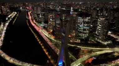 Sao Paulo Skyline Sao Paulo Brezilya 'da Şehir Gecesinde. Şehir merkezi köprüsü. Trafik Yolu 'nda. Sao Paulo Brezilya. Şehir Hayatı Peyzajı. Sao Paulo Skyline Sao Paulo Brezilya 'da Şehir Gecesinde.