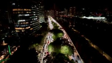 Sao Paulo Skyline Sao Paulo Brezilya 'da Şehir Gecesinde. Şehir merkezi köprüsü. Trafik Yolu 'nda. Sao Paulo Brezilya. Şehir Hayatı Peyzajı. Sao Paulo Skyline Sao Paulo Brezilya 'da Şehir Gecesinde.