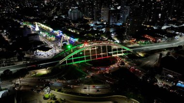 Sao Paulo Brezilya 'daki Osasco' da Noel Madalyası. Noel Ağacı manzarası. İyi tatiller, arka plan. Aydınlatılmış şehir manzarası. Sao Paulo Brezilya 'daki Osasco' da Noel Madalyası.