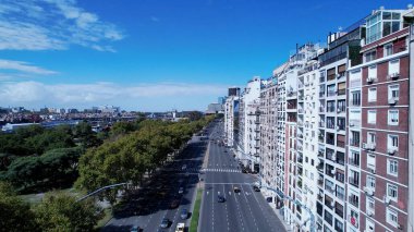 Buenos Aires Arjantin 'de Buenos Aires Skyline. Yeşil Park Peyzajı. Güzel şehir manzarası. Huzurlu Otoyol. Buenos Aires Arjantin 'de Buenos Aires Skyline. Yüksek Binalar Manzarası.