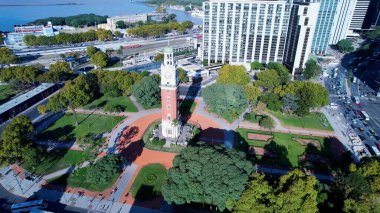 Buenos Aires Arjantin 'de Buenos Aires Skyline. Yeşil Park Peyzajı. Güzel şehir manzarası. Huzurlu Otoyol. Buenos Aires Arjantin 'de Buenos Aires Skyline. Yüksek Binalar Manzarası.