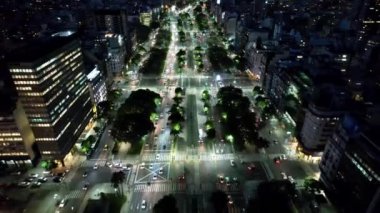 Buenos Aires Arjantin 'de Buenos Aires Skyline. Gece Şehir Manzarası. Aydınlatılmış şehir manzarası. Şehir merkezinde. Buenos Aires Arjantin 'de Buenos Aires Skyline. Yüksek Binalar Manzarası.