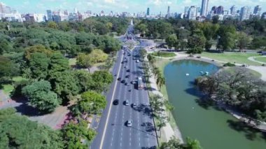 Buenos Aires Arjantin 'de Buenos Aires Skyline. Yeşil Park Peyzajı. Güzel şehir manzarası. Huzurlu Otoyol. Buenos Aires Arjantin 'de Buenos Aires Skyline. Yüksek Binalar Manzarası.