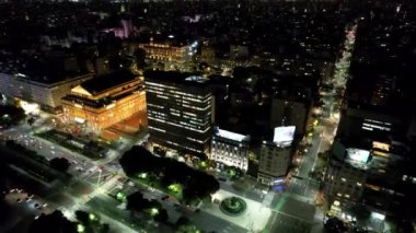 Buenos Aires Arjantin 'de Buenos Aires Skyline. Gece Şehir Manzarası. Aydınlatılmış şehir manzarası. Şehir merkezinde. Buenos Aires Arjantin 'de Buenos Aires Skyline. Yüksek Binalar Manzarası.
