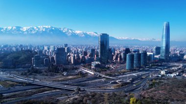 Santiago Skyline Şili 'de. Metropolis Merkez Bölgesi. Çarpıcı şehir manzarası. Ofis binaları. Santiago Skyline Şili 'de. Gökdelenler Sahnesi. Açık hava Skyline.