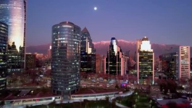 Santiago Skyline Şili 'de. Sunset City Peyzajı. Günbatımı Şehir Manzarası. Aydınlatılmış Bina. Santiago Skyline Şili 'de. Gökdelenler Sahnesi. Açık hava Skyline.