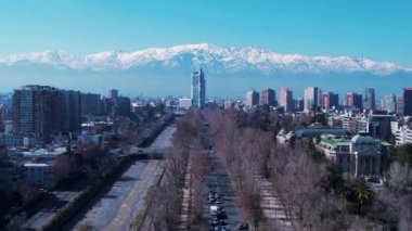 Santiago Skyline Şili 'de. Şehir merkezi manzarası. Çarpıcı şehir manzarası. Ofis binaları. Santiago Skyline Şili 'de. Gökdelenler Sahnesi. Açık hava Skyline.