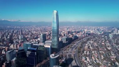 Santiago Skyline Şili 'de. Metropolis Merkez Bölgesi. Çarpıcı şehir manzarası. Ofis binaları. Santiago Skyline Şili 'de. Gökdelenler Sahnesi. Açık hava Skyline.