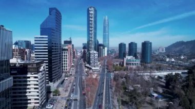 Santiago Skyline Şili 'de. Şehir merkezi manzarası. Çarpıcı şehir manzarası. Ofis binaları. Santiago Skyline Şili 'de. Gökdelenler Sahnesi. Açık hava Skyline.