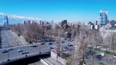 Santiago Skyline Şili 'de. Metropolis Merkez Bölgesi. Çarpıcı şehir manzarası. Ofis binaları. Santiago Skyline Şili 'de. Gökdelenler Sahnesi. Açık hava Skyline.