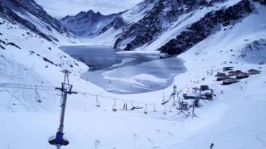 Santiago Şili 'deki Kayak İstasyonu Skyline. Karlı Dağlar. Del Inca Gölü. Geçmişe Seyahat. Santiago Şili 'deki Kayak İstasyonu Skyline. Kayak istasyonu manzarası. Karlı Vadi.