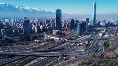 Santiago Skyline Şili 'de. Şehir merkezi manzarası. Çarpıcı şehir manzarası. Ofis binaları. Santiago Skyline Şili 'de. Gökdelenler Sahnesi. Açık hava Skyline.