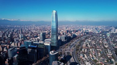 Santiago Skyline Şili 'de. Metropolis Merkez Bölgesi. Çarpıcı şehir manzarası. Ofis binaları. Santiago Skyline Şili 'de. Gökdelenler Sahnesi. Açık hava Skyline.