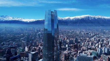 Santiago Skyline Şili 'de. Şehir merkezi manzarası. Çarpıcı şehir manzarası. Ofis binaları. Santiago Skyline Şili 'de. Gökdelenler Sahnesi. Açık hava Skyline.