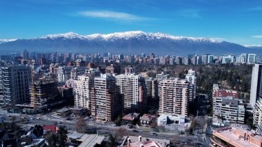Santiago Skyline Şili 'de. Metropolis Merkez Bölgesi. Çarpıcı şehir manzarası. Ofis binaları. Santiago Skyline Şili 'de. Gökdelenler Sahnesi. Açık hava Skyline.