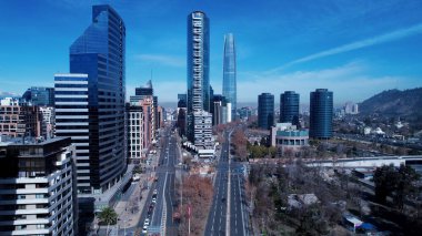 Santiago Skyline Şili 'de. Şehir merkezi manzarası. Çarpıcı şehir manzarası. Ofis binaları. Santiago Skyline Şili 'de. Gökdelenler Sahnesi. Açık hava Skyline.