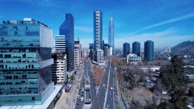 Santiago Skyline Şili 'de. Şehir merkezi manzarası. Çarpıcı şehir manzarası. Ofis binaları. Santiago Skyline Şili 'de. Gökdelenler Sahnesi. Açık hava Skyline.