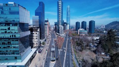 Santiago Skyline Şili 'de. Şehir merkezi manzarası. Çarpıcı şehir manzarası. Ofis binaları. Santiago Skyline Şili 'de. Gökdelenler Sahnesi. Açık hava Skyline.
