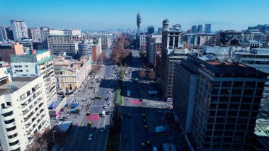 Santiago Skyline Şili 'de. Şehir merkezi manzarası. Çarpıcı şehir manzarası. Ofis binaları. Santiago Skyline Şili 'de. Gökdelenler Sahnesi. Açık hava Skyline.