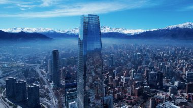 Santiago Skyline Şili 'de. Şehir merkezi manzarası. Çarpıcı şehir manzarası. Ofis binaları. Santiago Skyline Şili 'de. Gökdelenler Sahnesi. Açık hava Skyline.