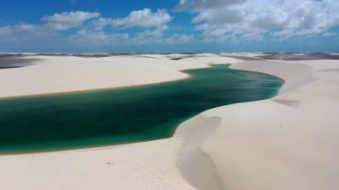 Lencois Maranhens Maranhao Brezilya 'daki Santo Amaro' da Skyline 'da. Tatlı Su Gölleri Peyzajı. Kum tepeleri dağları. Lencois Maranhens Maranhao 'da Skyline' da. Turizm Seyahati. Doğa Sahnesi. Plaj Arkaplanı