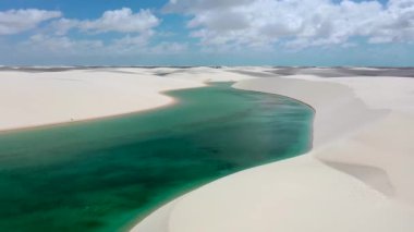 Lencois Maranhenses Maranhao Brezilya 'daki Atins' te Skyline 'da. Tatlı Su Gölleri Peyzajı. Kum tepeleri manzarası. Lencois Maranhens Maranhao 'da Skyline' da. Turizm Seyahati. Doğa Deniz Burnu. Plaj Arkaplanı.